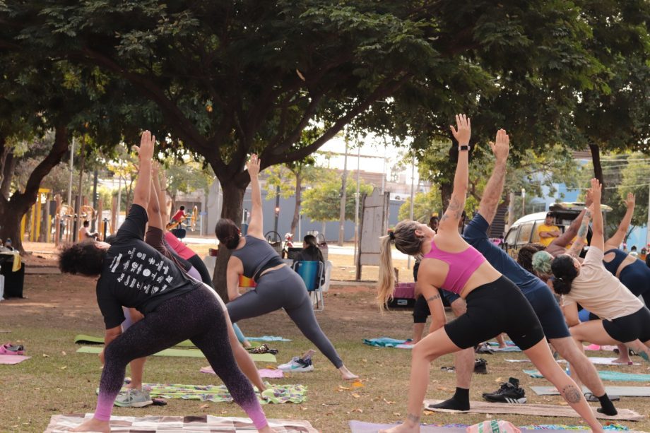Participantes praticando yoga no evento "A Rua é Nossa" em Três Lagoas.
