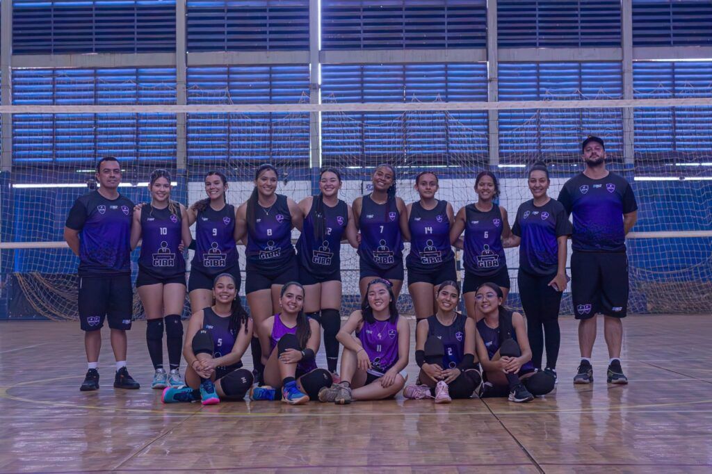 Equipe de vôlei feminino de Pereira Barreto celebra vitória na Liga Regional.