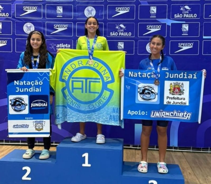Maria Eduarda Rudalov Oliveira com medalhas de ouro na Super Copa SP de Natação.