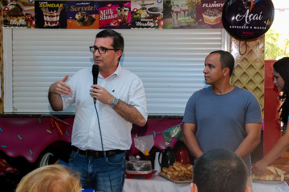 Prefeito Cassiano Maia em reunião com feirantes na Feira Central de Três Lagoas.