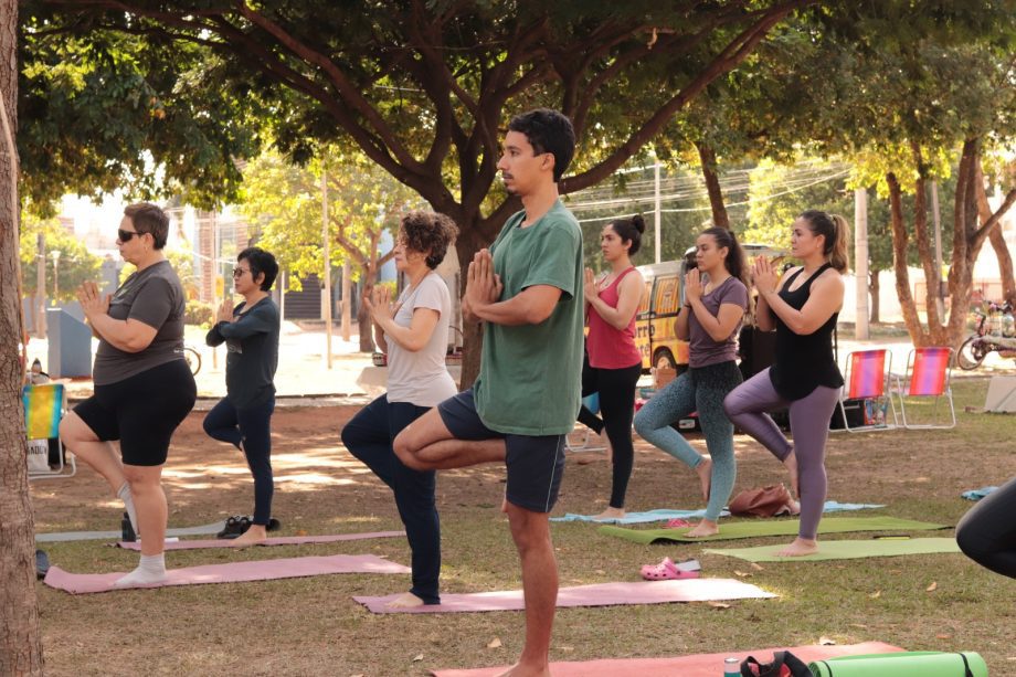 Professor Odair Campos conduz aula inclusiva de yoga no evento "A Rua é Nossa".