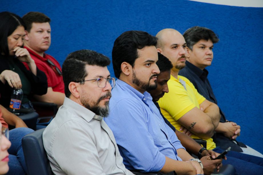 Servidores em treinamento sobre gestão contratual na Câmara de Três Lagoas.