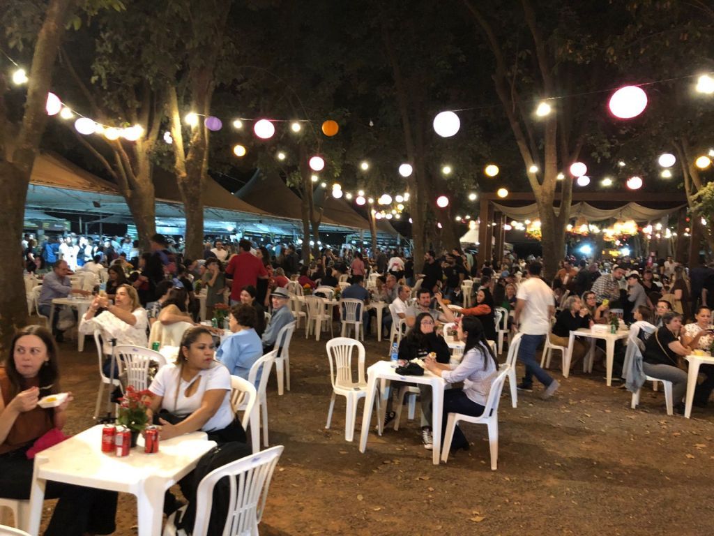 Multidão celebra Festa das Ações em Araçatuba, shows e cultura local.