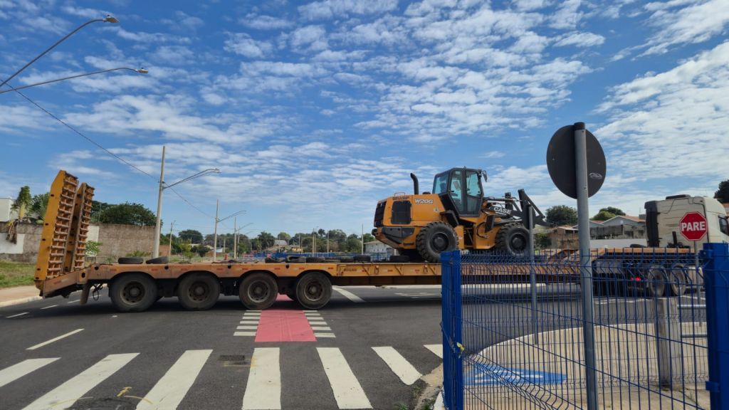 Avenida Pompeu de Toledo interditada para obras, sinalização e equipamentos presentes.