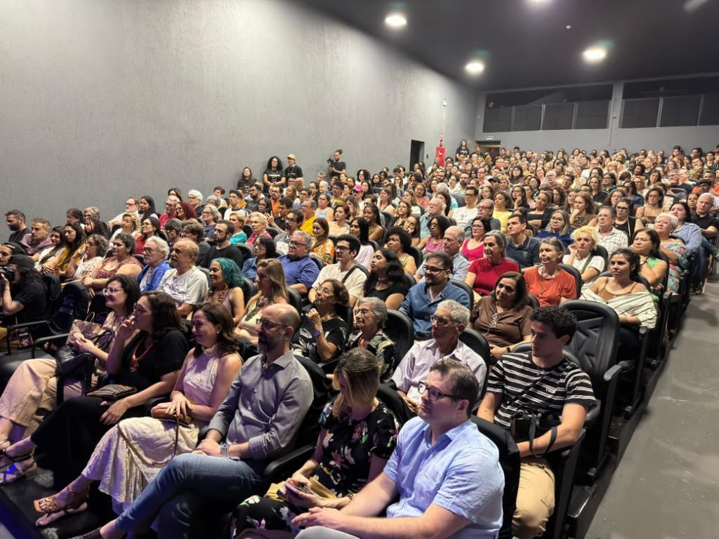 Espetáculo "A Falecida" no Festara, elenco no palco, Teatro São João, Araçatuba.