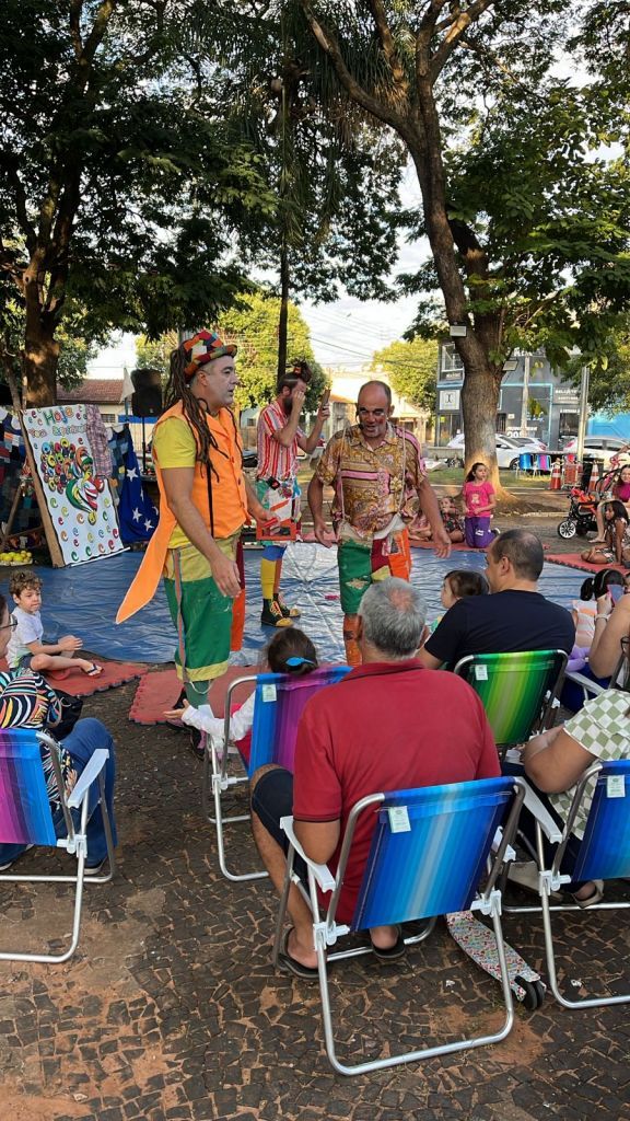 Espetáculo circense na Praça Jussara, palhaços e acrobacias encantam público.