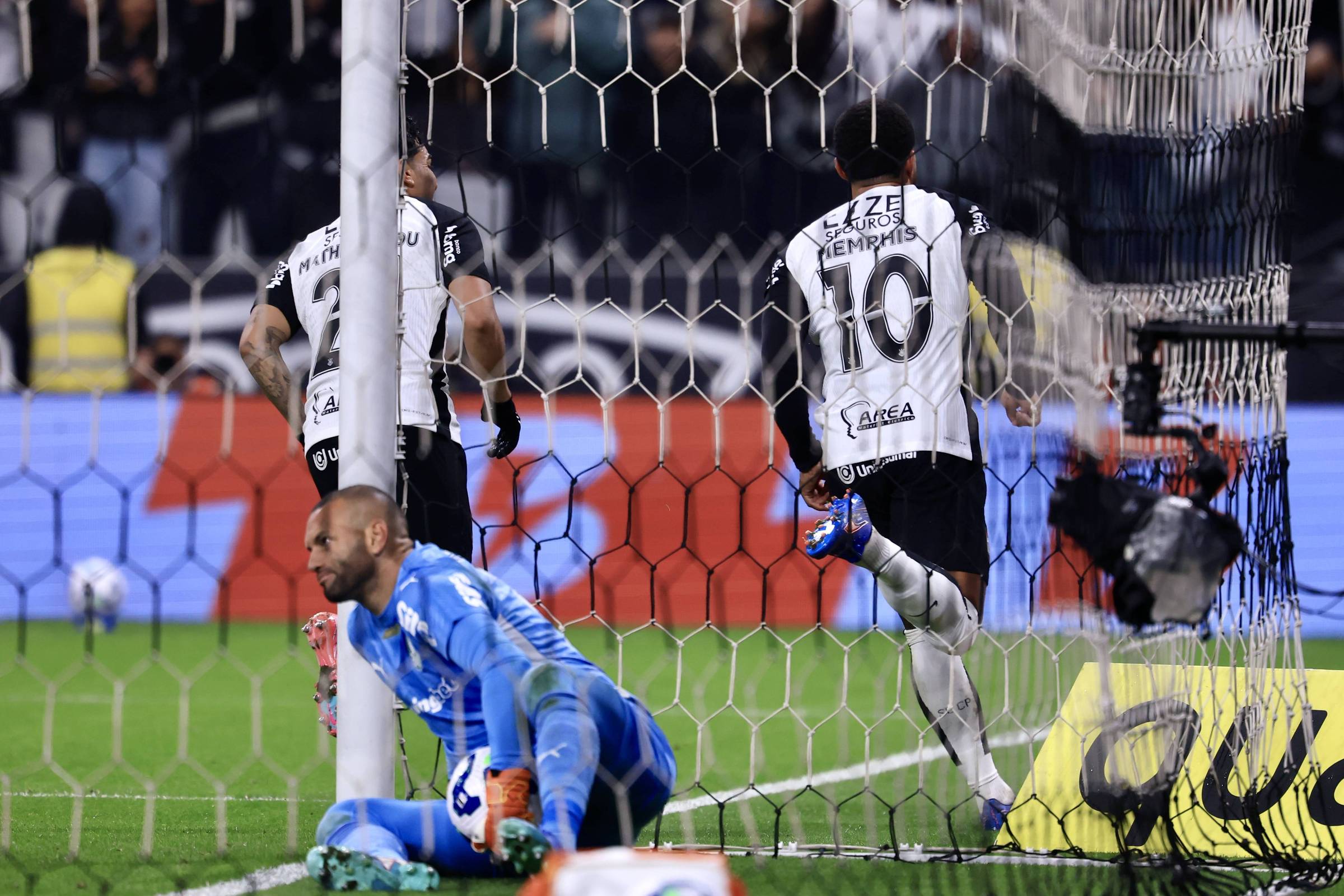 Corinthians vence Palmeiras na Copa do Brasil: Depay marca