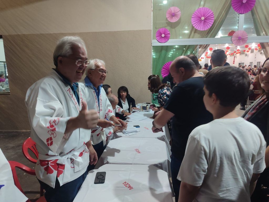 Dançarinos em trajes tradicionais no Bon Odori de Andradina.