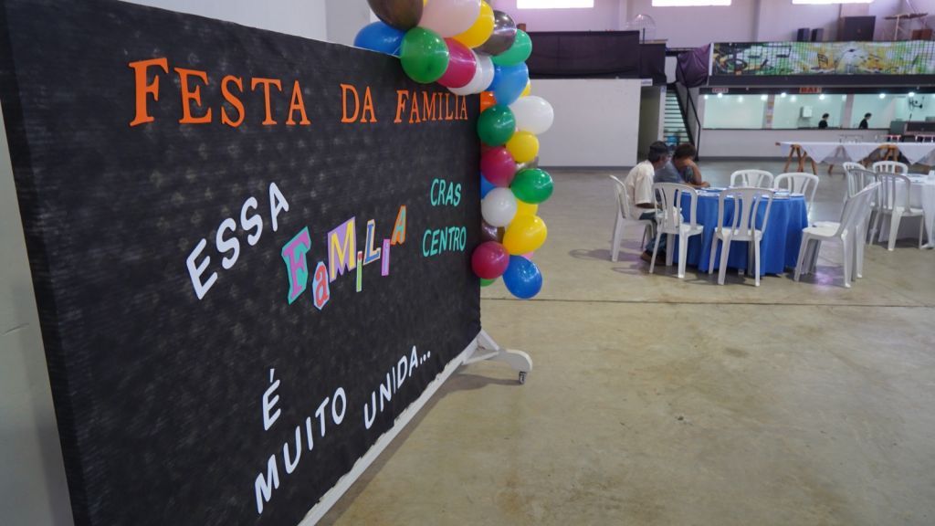 Crianças e idosos interagem na Festa da Família do Cras Araçatuba.