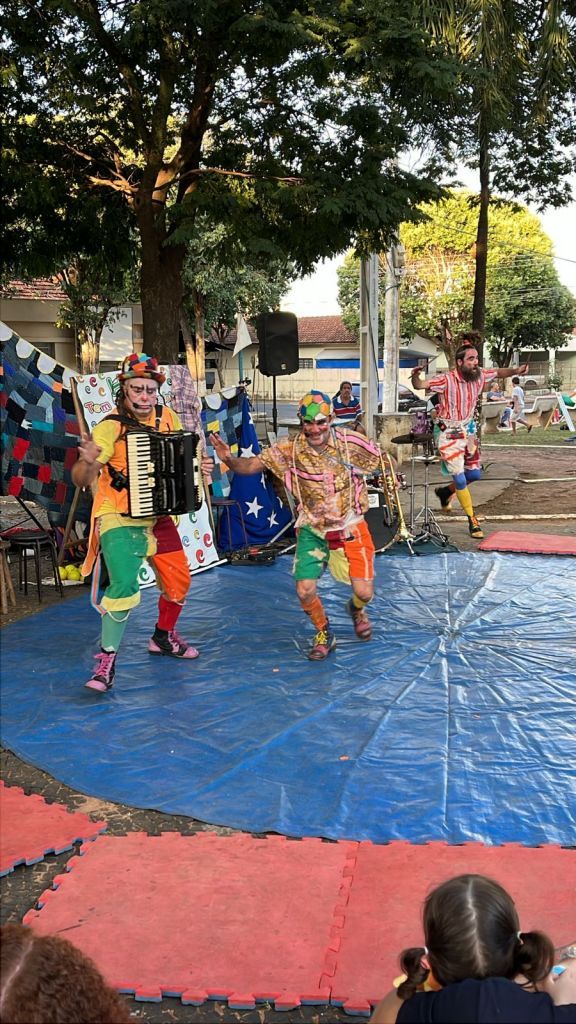 Espetáculo circense "Hoje Tem Espetáculo" anima público no Sesc na Praça.