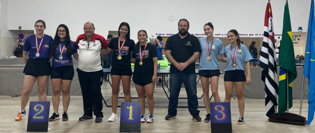 Gisela Bronze e Dyovanna Bistaffa celebram título de duplas no tênis de mesa.