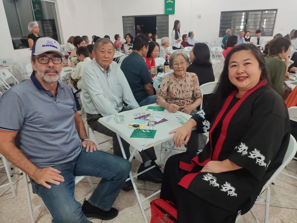Danças tradicionais Bon Odori, trajes coloridos, celebração Andradina 88 anos.