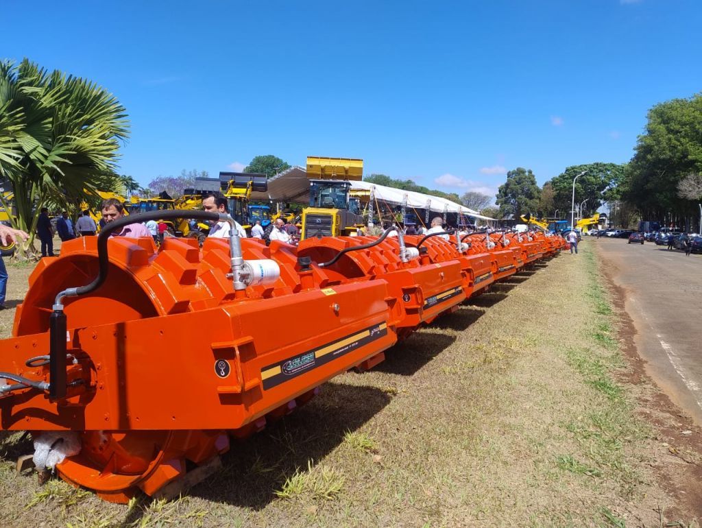 Trator New Holland entregue em Araçatuba fortalece agricultura familiar.