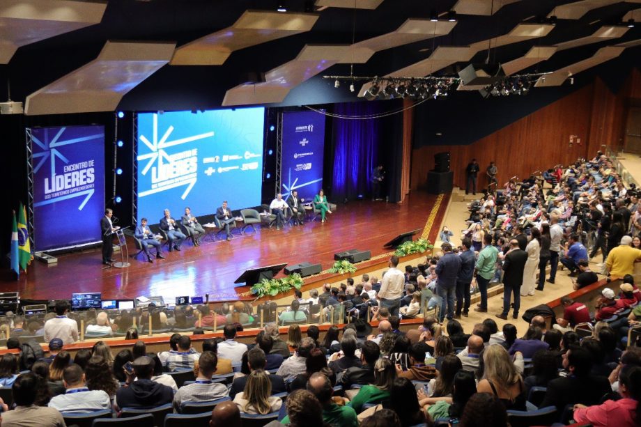 Prefeito Cassiano Maia discursa no Encontro de Líderes, Campo Grande, MS.