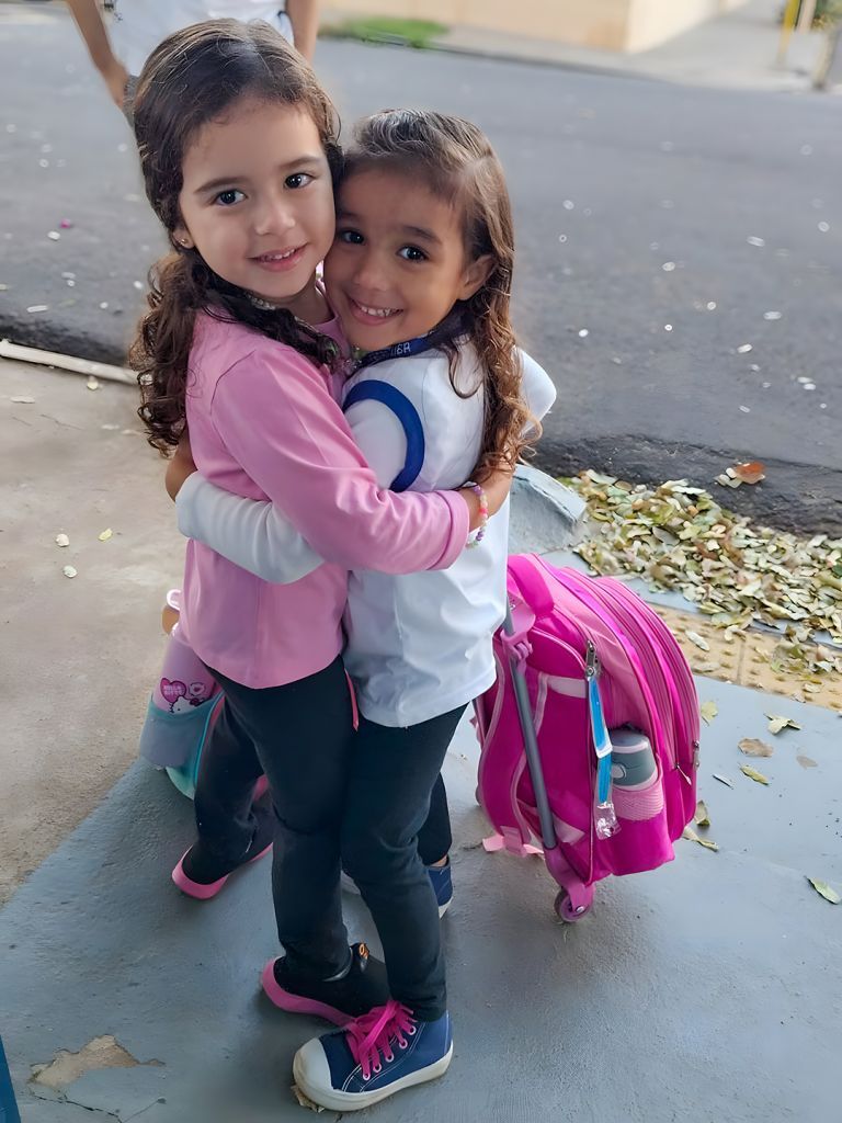 Professores e alunos animados nos corredores de escola em Araçatuba.