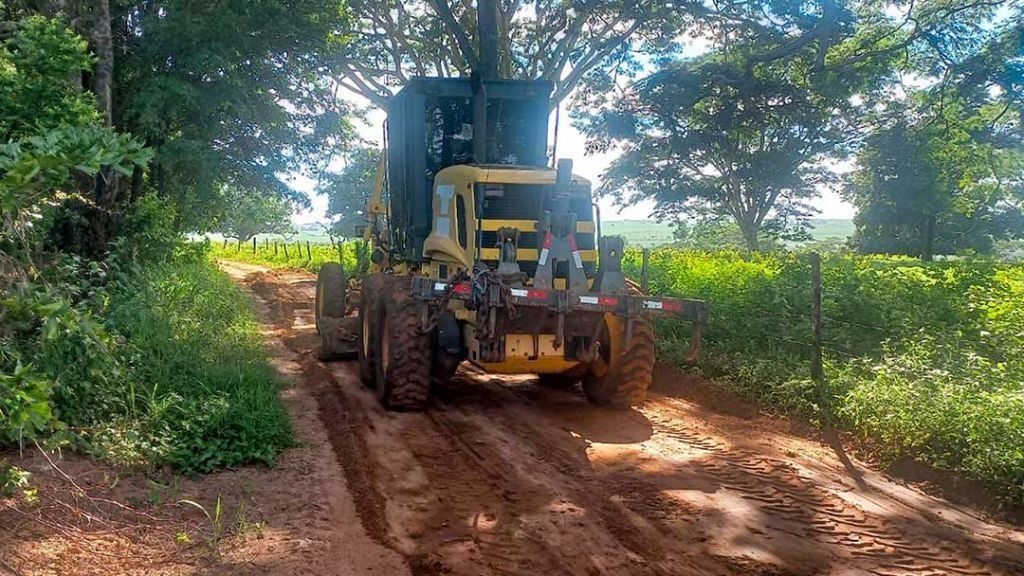 Tratores nivelando estrada rural em Araçatuba, melhorando trafegabilidade.