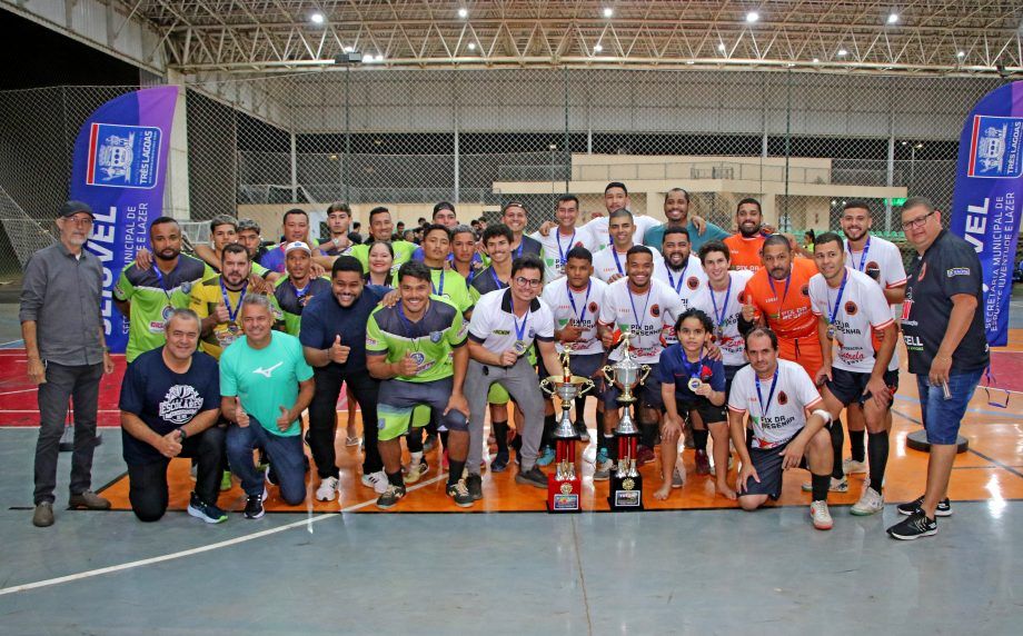 Jogadores do Cavaquinho comemoram o bicampeonato de futsal 2025 em Três Lagoas.