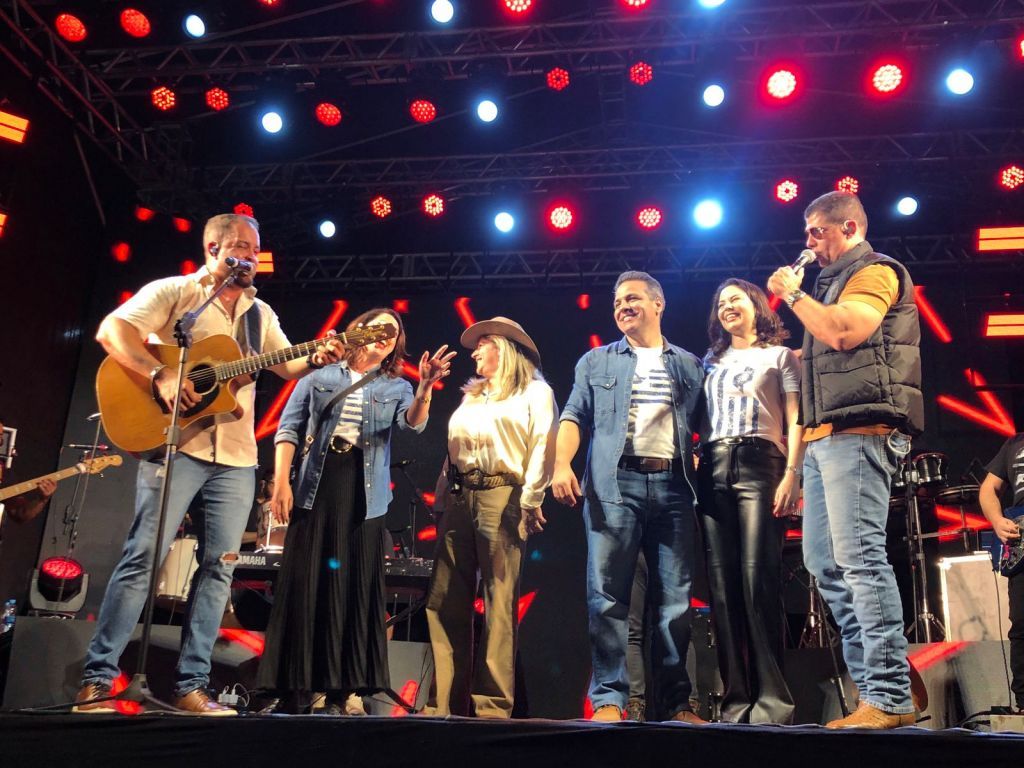 Multidão no Bosque da ABQM durante a Festa das Ações em Araçatuba.
