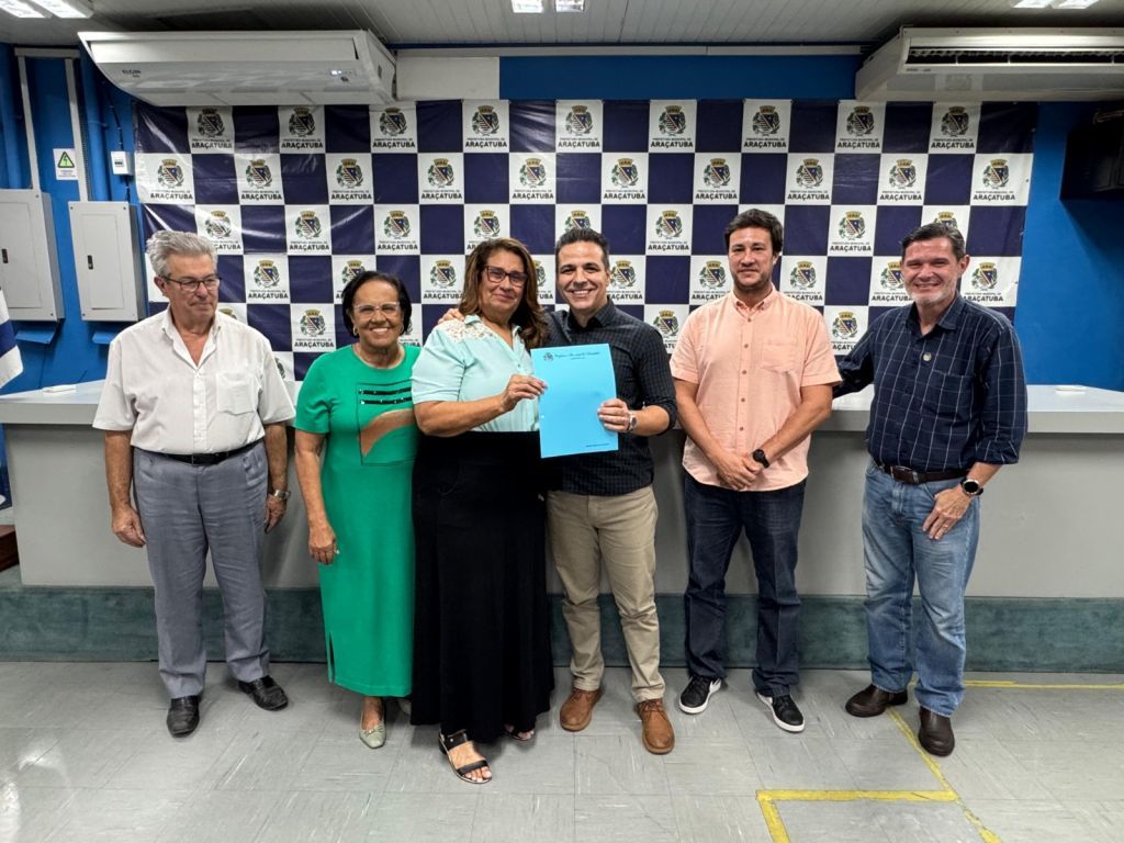 Prefeito de Araçatuba entrega cheque simbólico de R$ 1 milhão a entidades sociais.