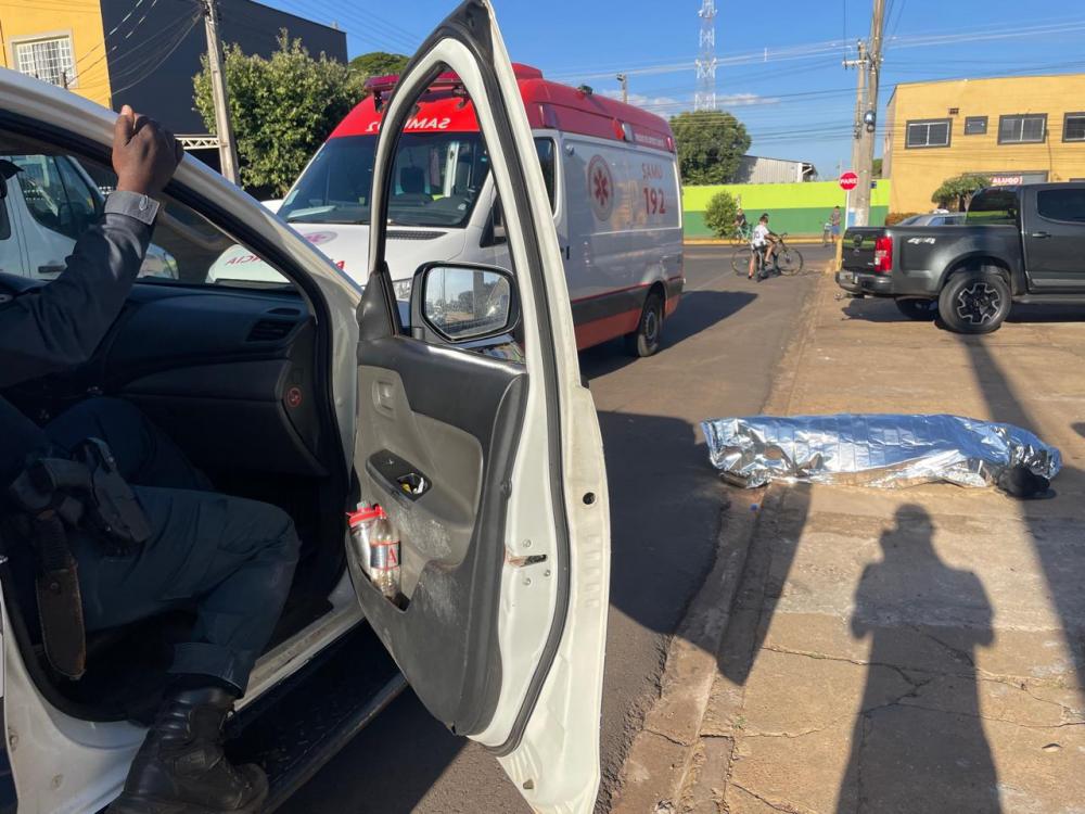 Viatura do SAMU e policiais isolando área em Três Lagoas após suspeita de overdose.
