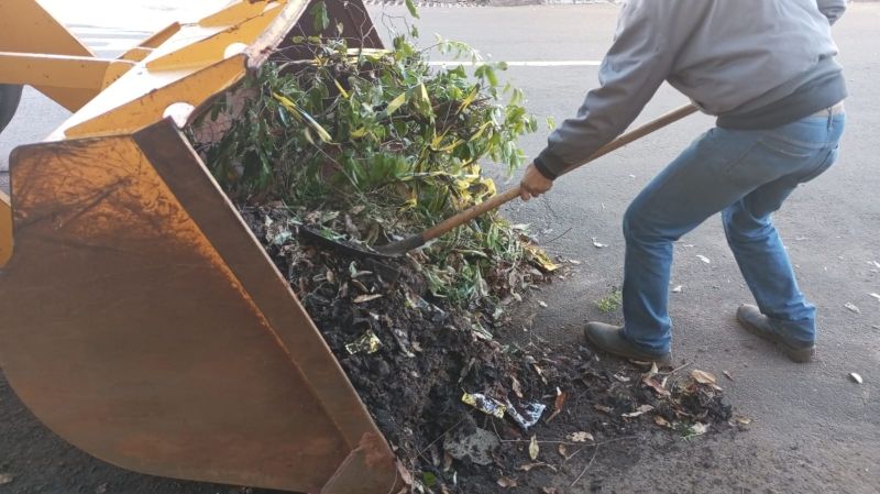 Trabalhador desobstruindo bueiro em Andradina para prevenir alagamentos.