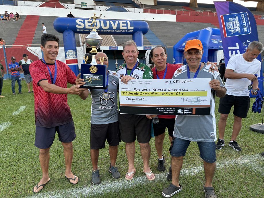 Jogadores do Mais Tintas comemoram título do Campeonato Sênior 55+ em Três Lagoas.
