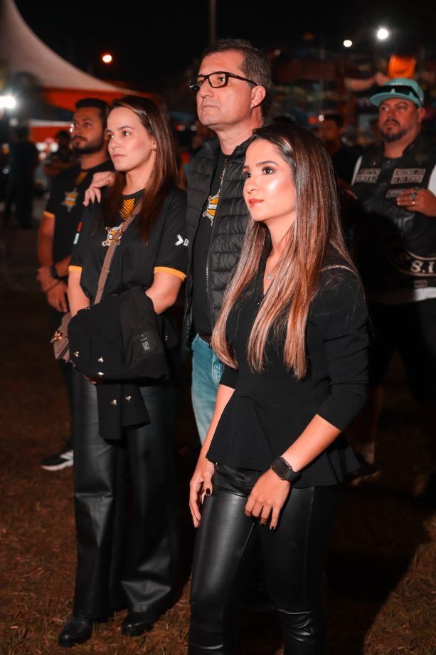 Supla no palco do Motoshow 2025 em Três Lagoas, agitando a multidão.