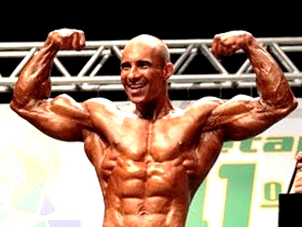 Amado Moura, campeão mundial de fisiculturismo, em evento esportivo.