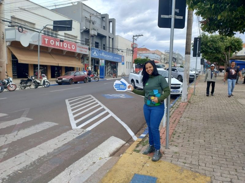 Faixa de pedestres em Dracena com equipe de conscientização e panfletos.