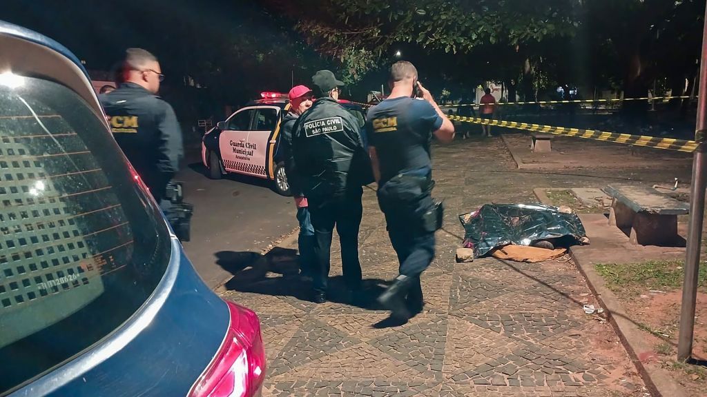 Guarda Civil e Samu atendem ocorrência de morte suspeita na Praça Araçatuba.