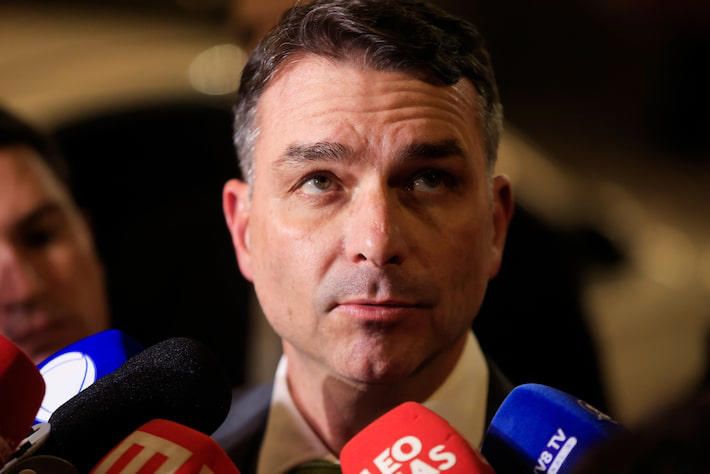 Flávio Bolsonaro sugere ajuda dos EUA contra tráfico no Rio