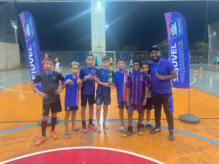 Estudantes comemoram vitória no futsal JETs 2025 em Três Lagoas.