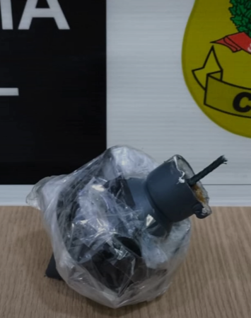 Artefato apreendido: bomba caseira feita com rojões, parafusos e chumbinhos.