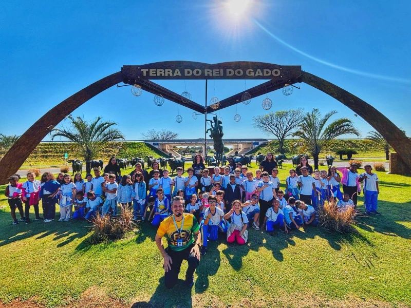 Escola de Andradina realiza City Tour educativo para alunos, promovendo conhecimento e valorização da cidade