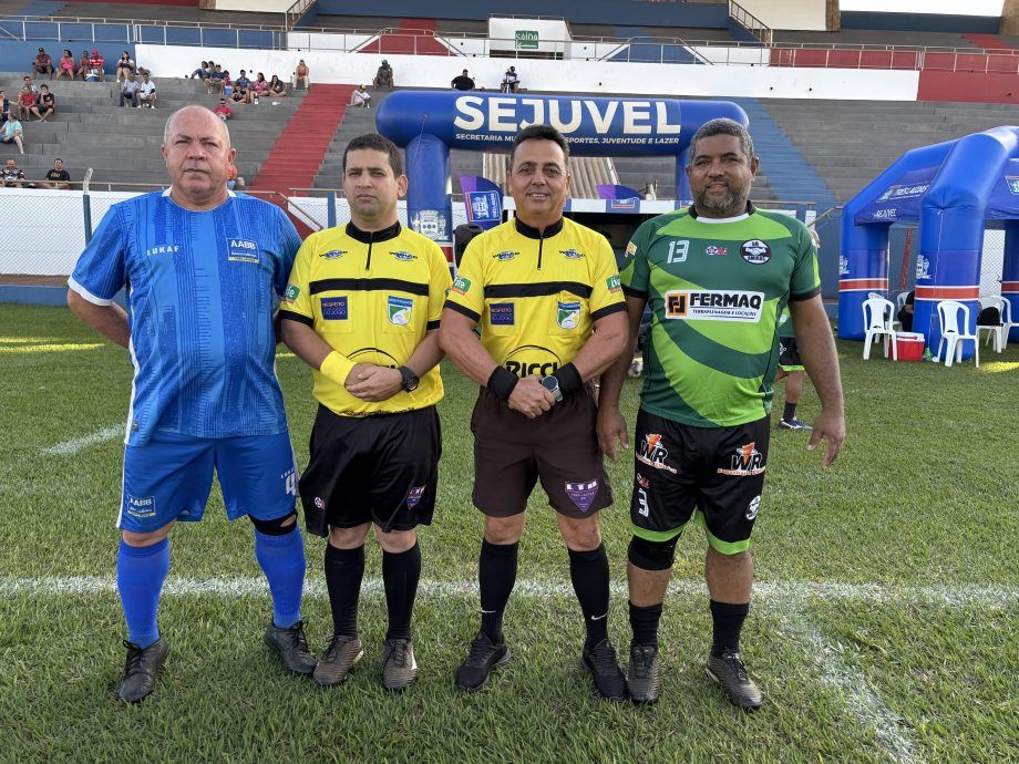 Jogadores do Mais Tintas comemoram título do Sênior 55+ em Três Lagoas.