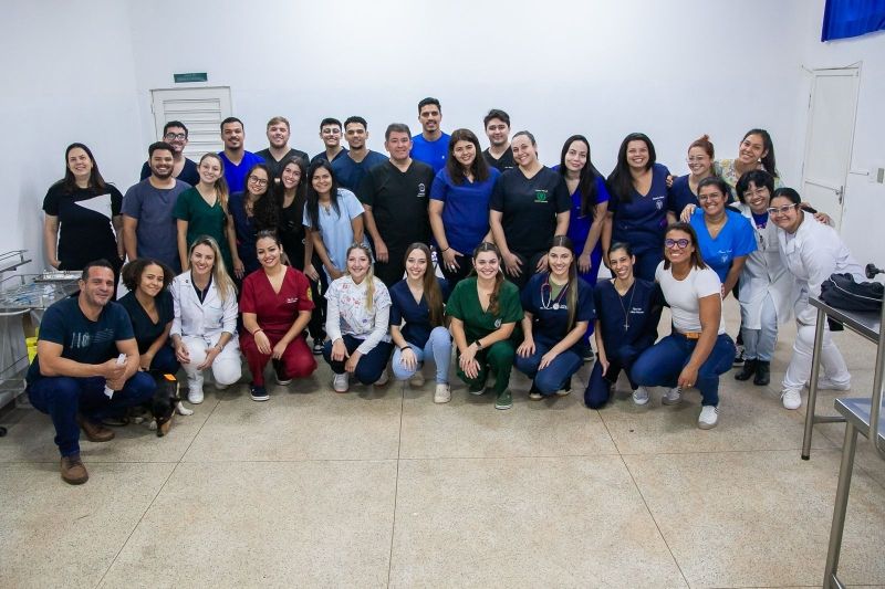 Alunos de Medicina Veterinária da Fundação Educacional de Andradina realizam castração durante mutirão. Procedimento inclui chipagem para identificação do animal.