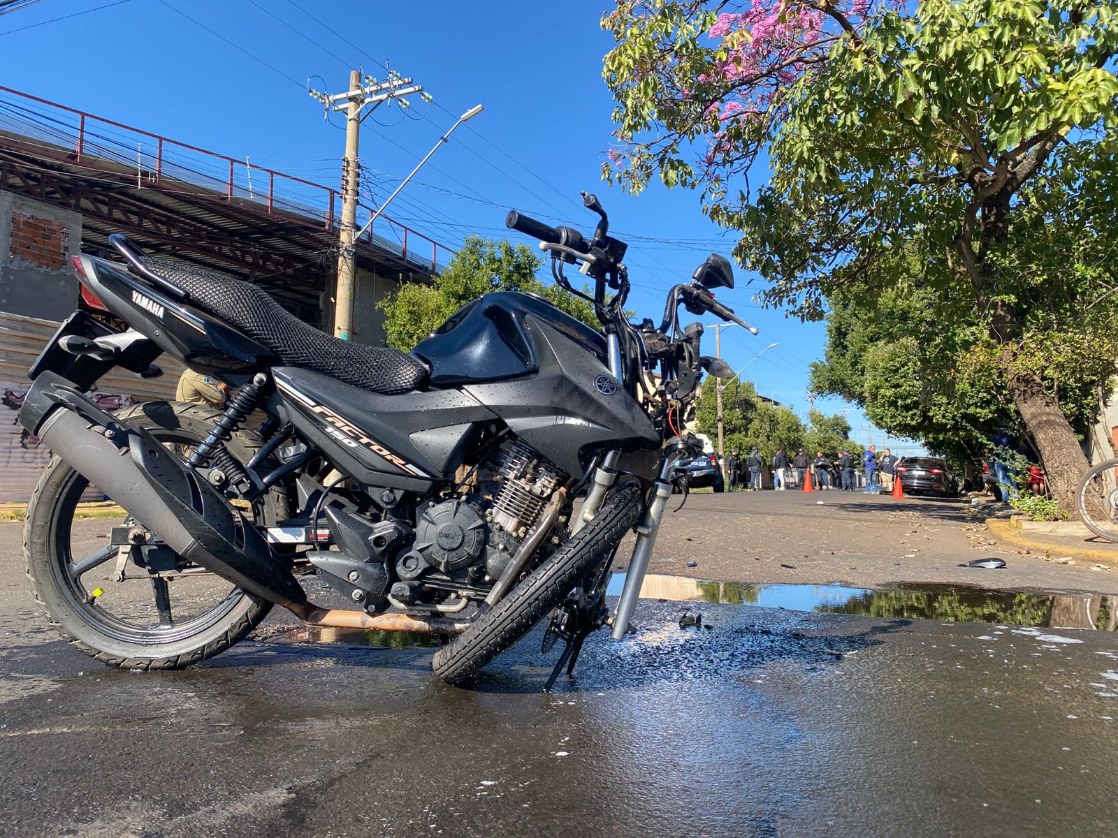 Motocicleta Yamaha Factor 150 danificada após colisão fatal em Três Lagoas.