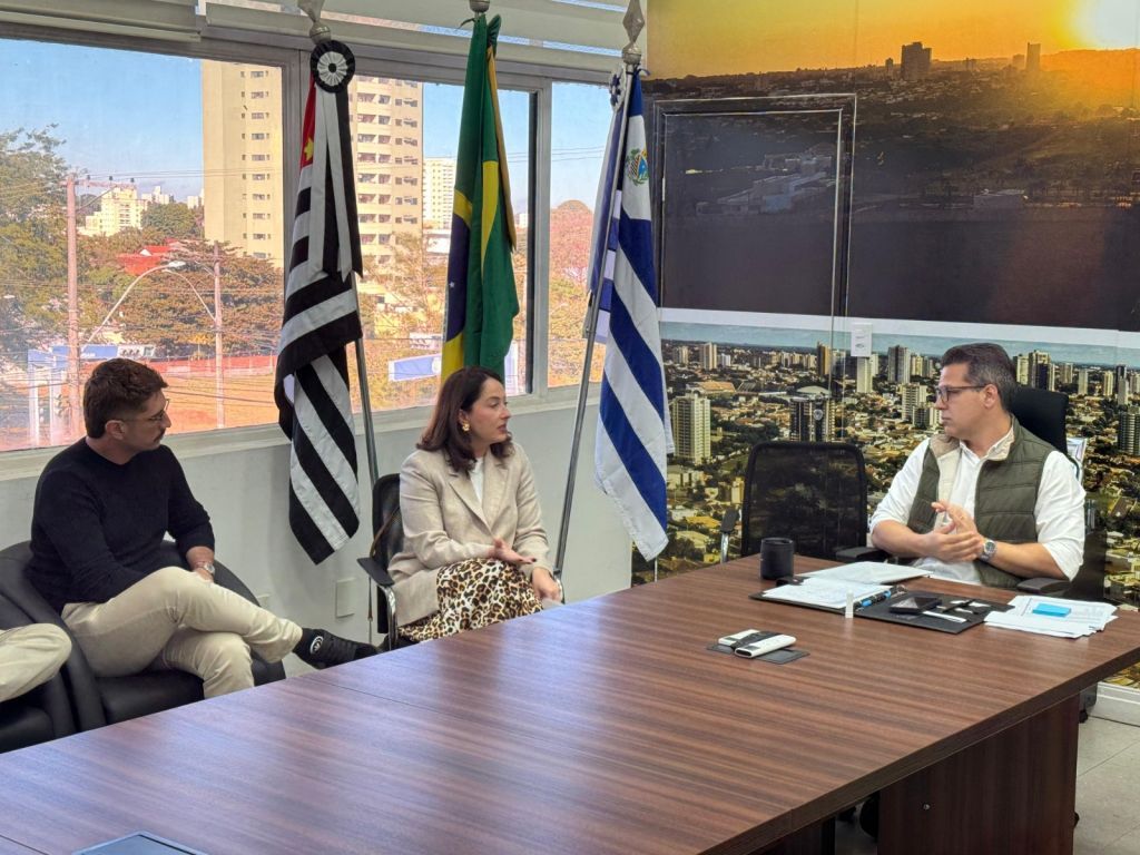 Prefeito Lucas Zanatta discursa na entrega das novas leis culturais em Araçatuba.