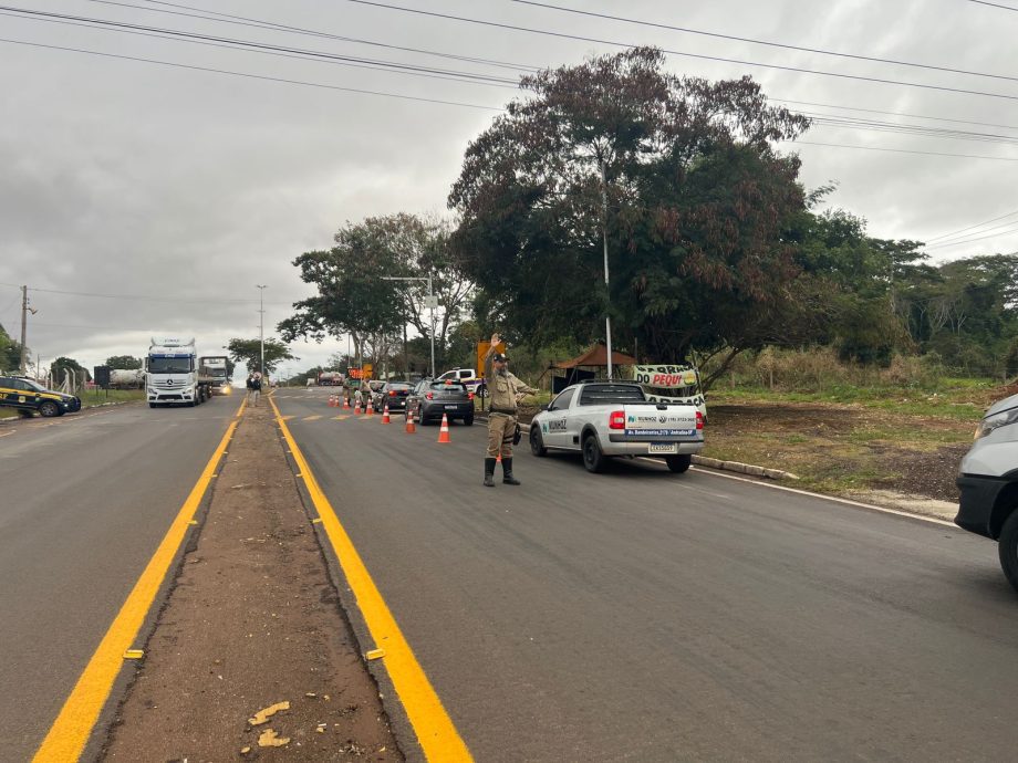 Blitz educativa em Três Lagoas conscientiza sobre segurança no trânsito.