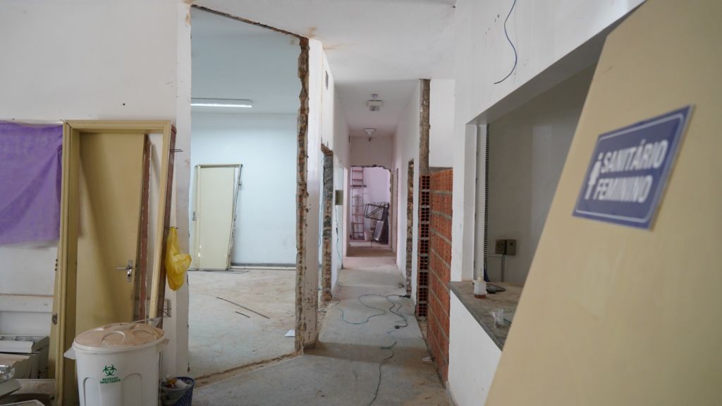 Obras do novo Pronto-Socorro de Araçatuba em andamento, paredes demolidas.