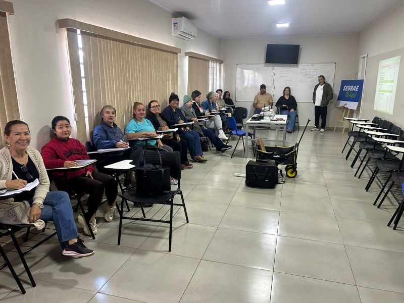 Graziela Grecco instrui produtores rurais em curso de turismo em Castilho.