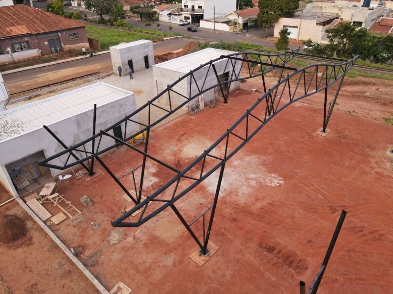 Localizado no antigo campo do 'Beira Linha', o Mercadão surge em área estratégica da Avenida Barão do Rio Branco, promovendo a revitalização do centro de Andradina.