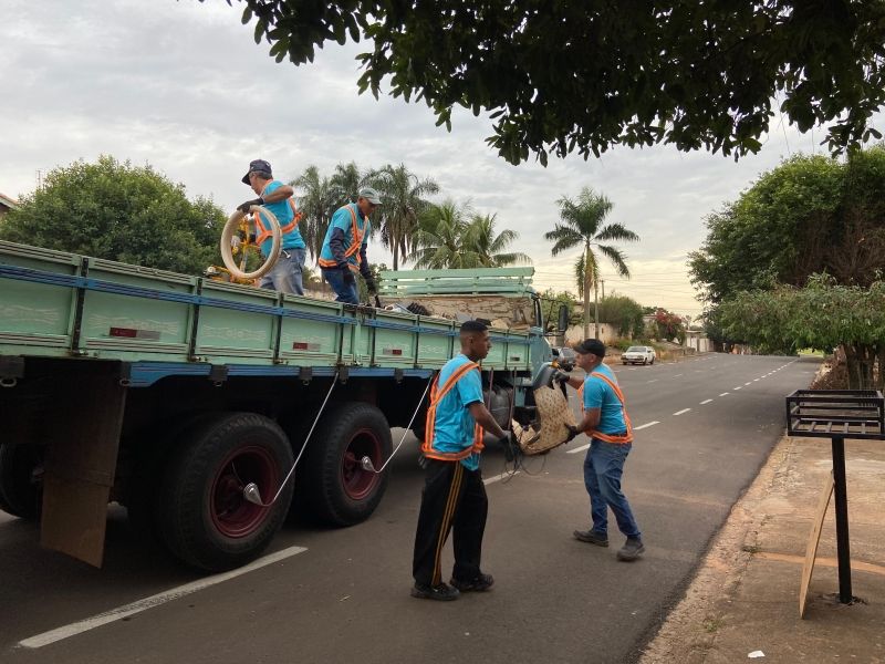 Caminhão do mutirão recolhe entulho para combate à dengue em Dracena.