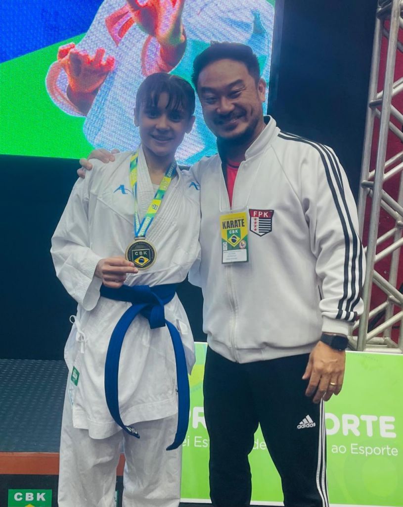 Atleta Maria Eduarda Madeira comemora vitória no Campeonato Brasileiro de Karatê.