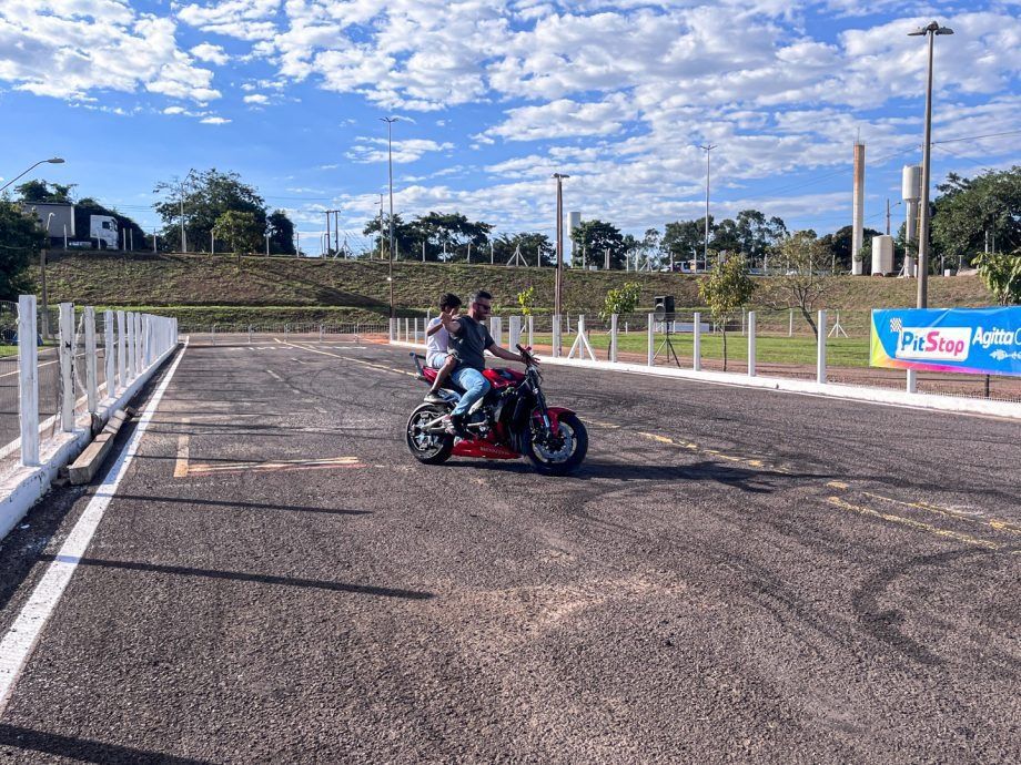 Supla agitando o palco no Motoshow 2025 em Três Lagoas, público vibrante.