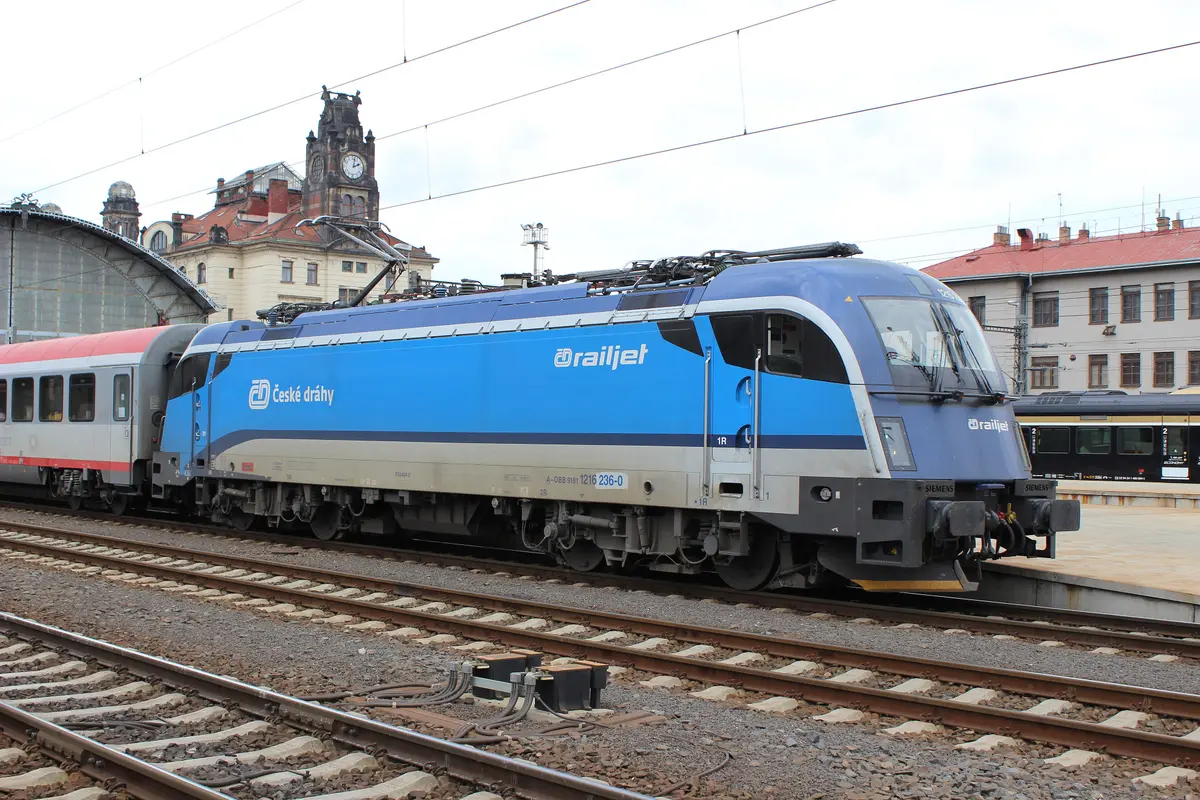 Tren Railjet de České dráhy en la estación Hlavní nádraží de Praga