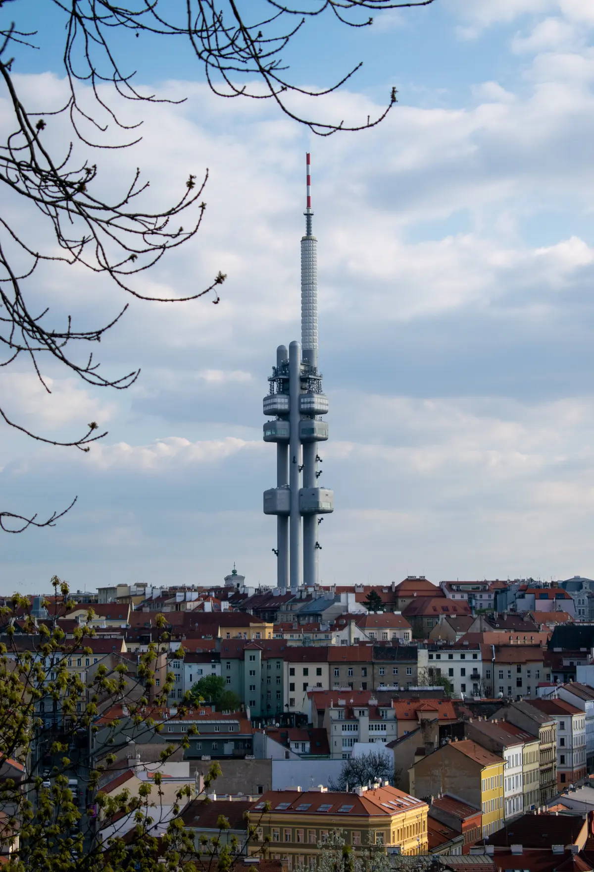 La Torre de Televisión de Žižkov sobre los tejados del barrio