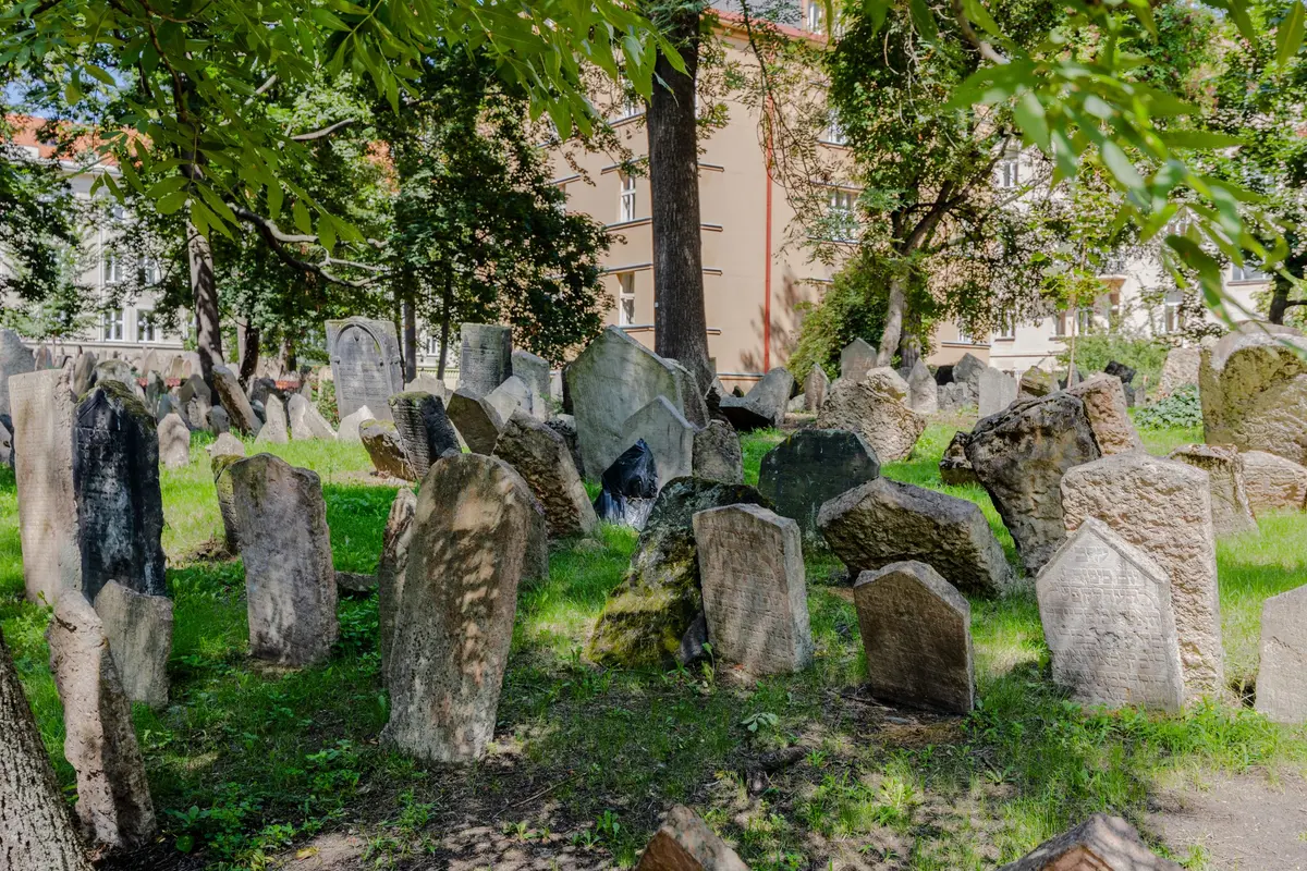 Lápidas amontonadas en el Cementerio Judío Antiguo de Praga