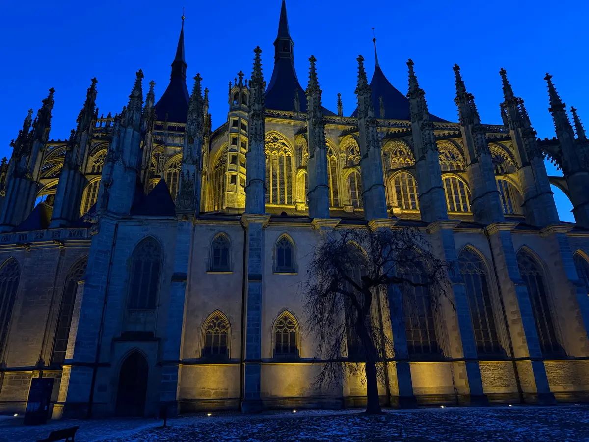 Catedral de Santa Bárbara de Kutná Hora al anochecer