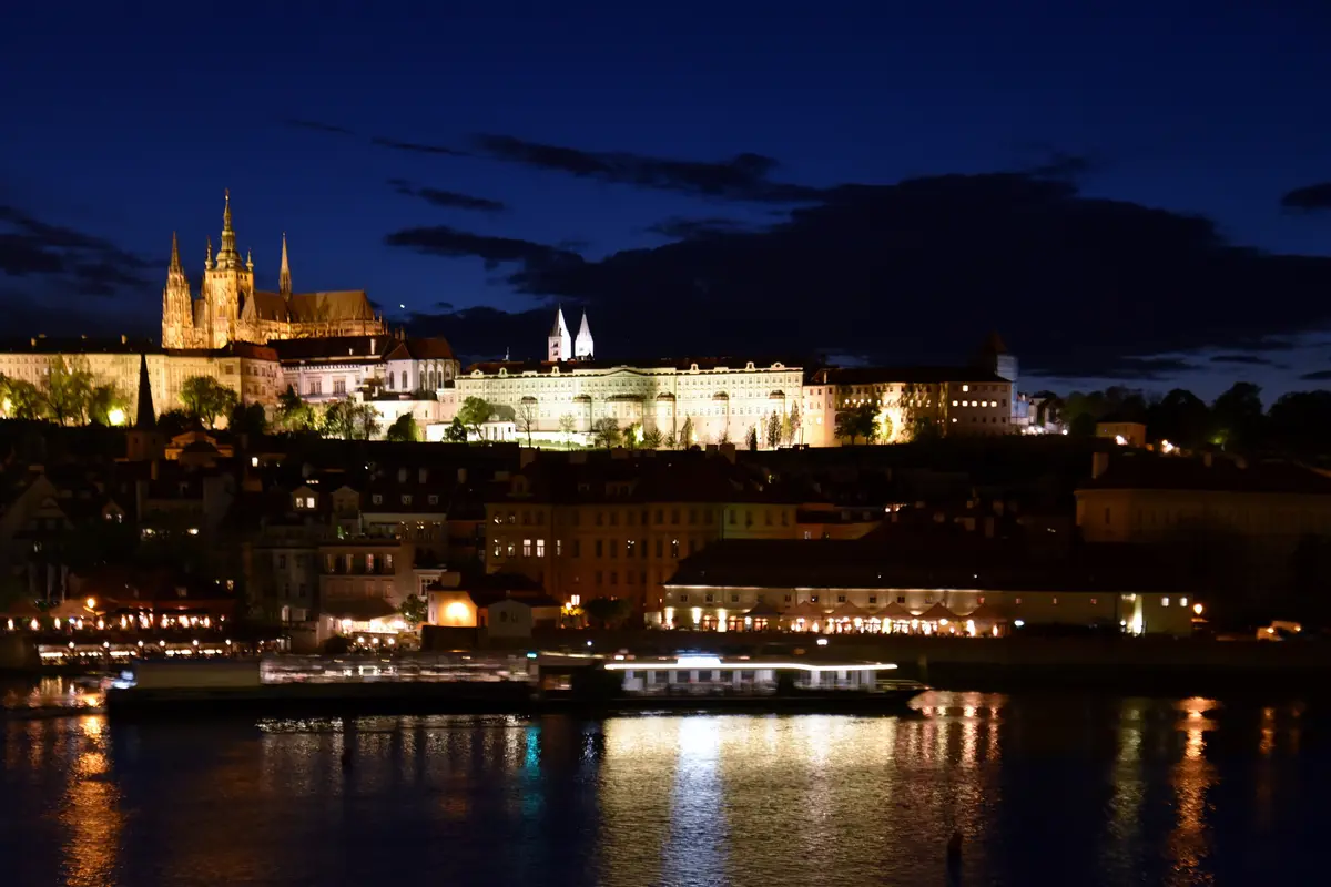 El Castillo de Praga iluminado de noche, visto desde el Puente de Carlos
